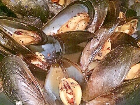 フライパンでムール貝の酒蒸し、醤油風味